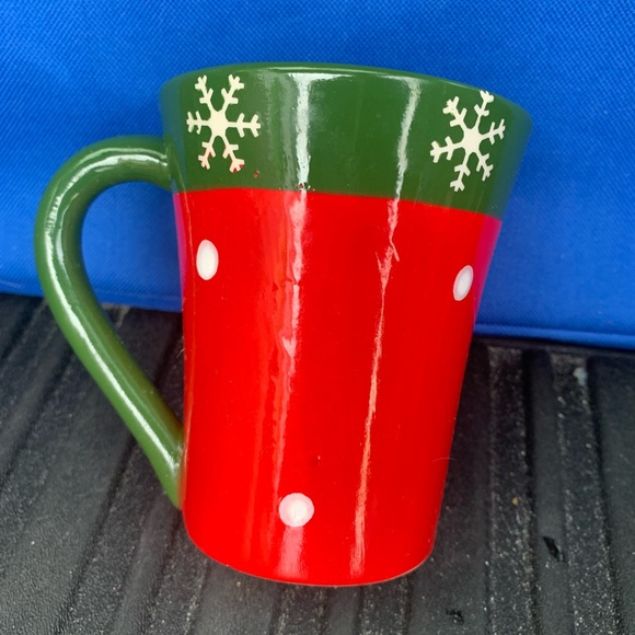 Christmas mug. Red and Green with snowflakes and white dots. Nice size and color - Picture 3 of 7